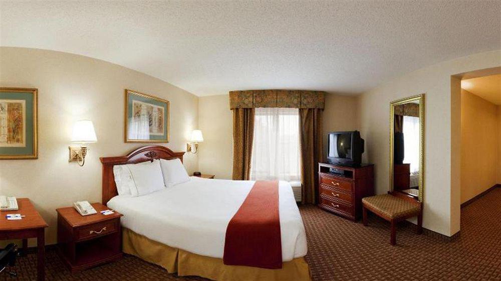 Holiday Inn Express Hotel & Suites Meadowlands Area, An Ihg Hotel Carlstadt Bagian luar foto