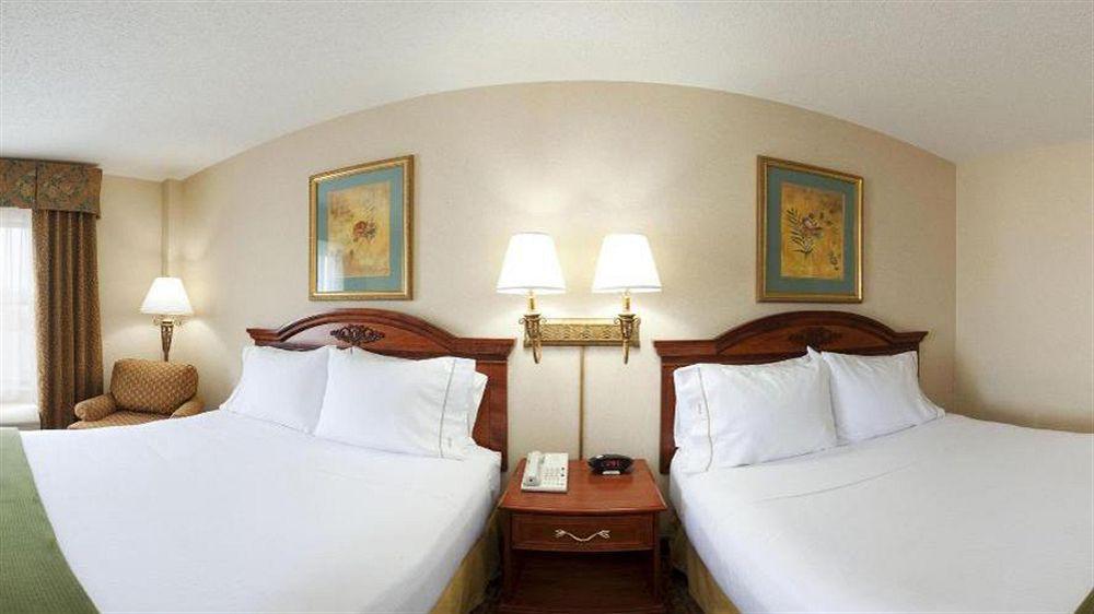 Holiday Inn Express Hotel & Suites Meadowlands Area, An Ihg Hotel Carlstadt Bagian luar foto