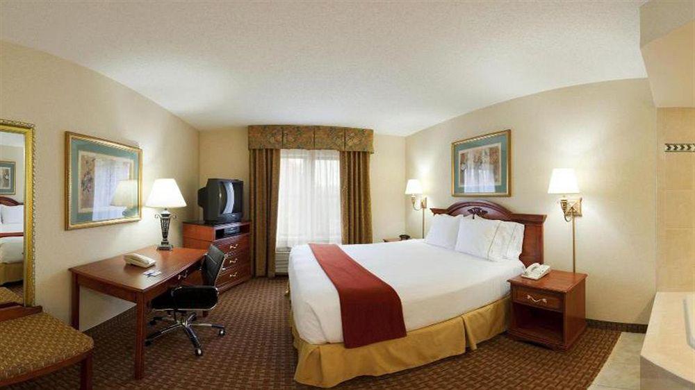 Holiday Inn Express Hotel & Suites Meadowlands Area, An Ihg Hotel Carlstadt Bagian luar foto