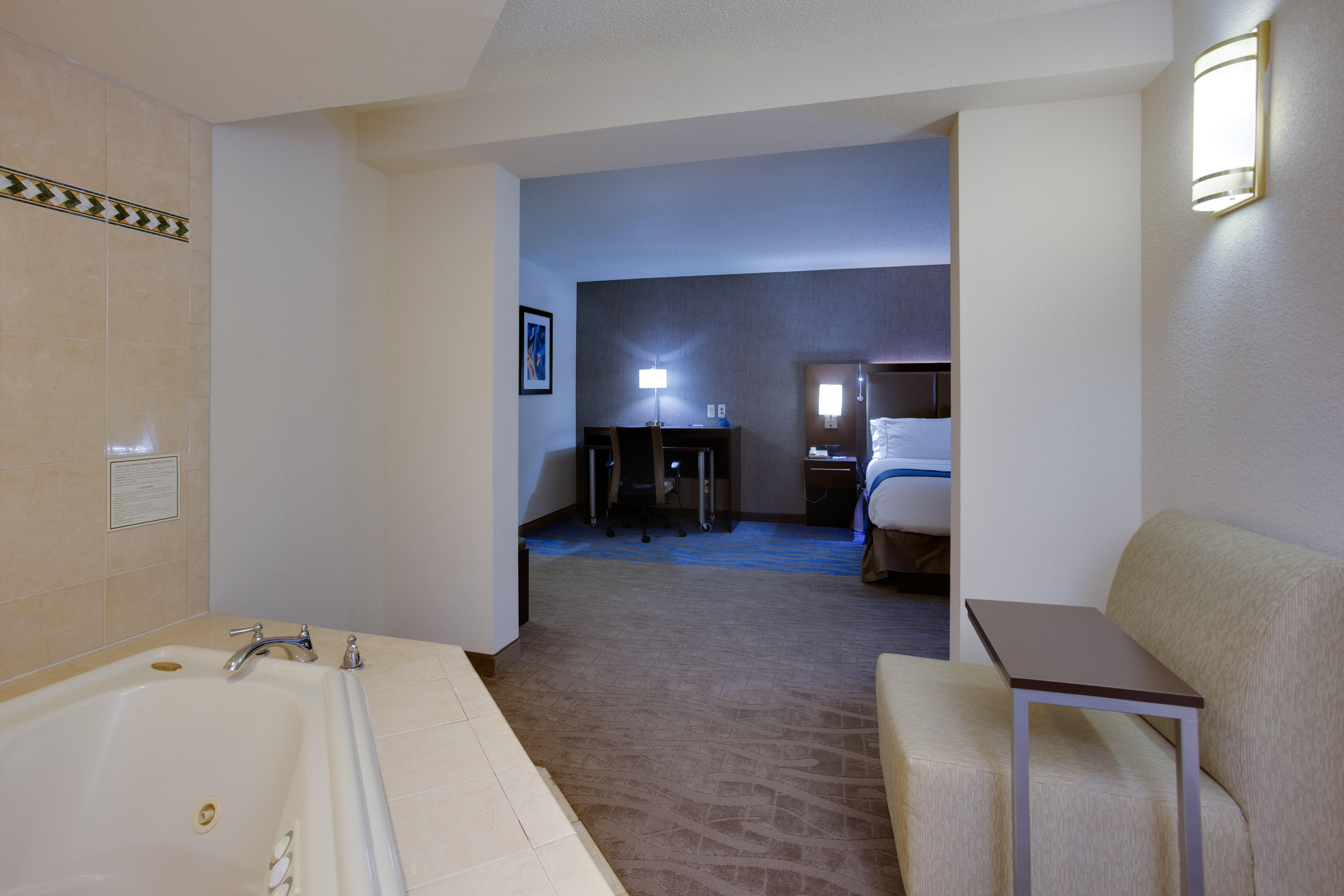 Holiday Inn Express Hotel & Suites Meadowlands Area, An Ihg Hotel Carlstadt Bagian luar foto