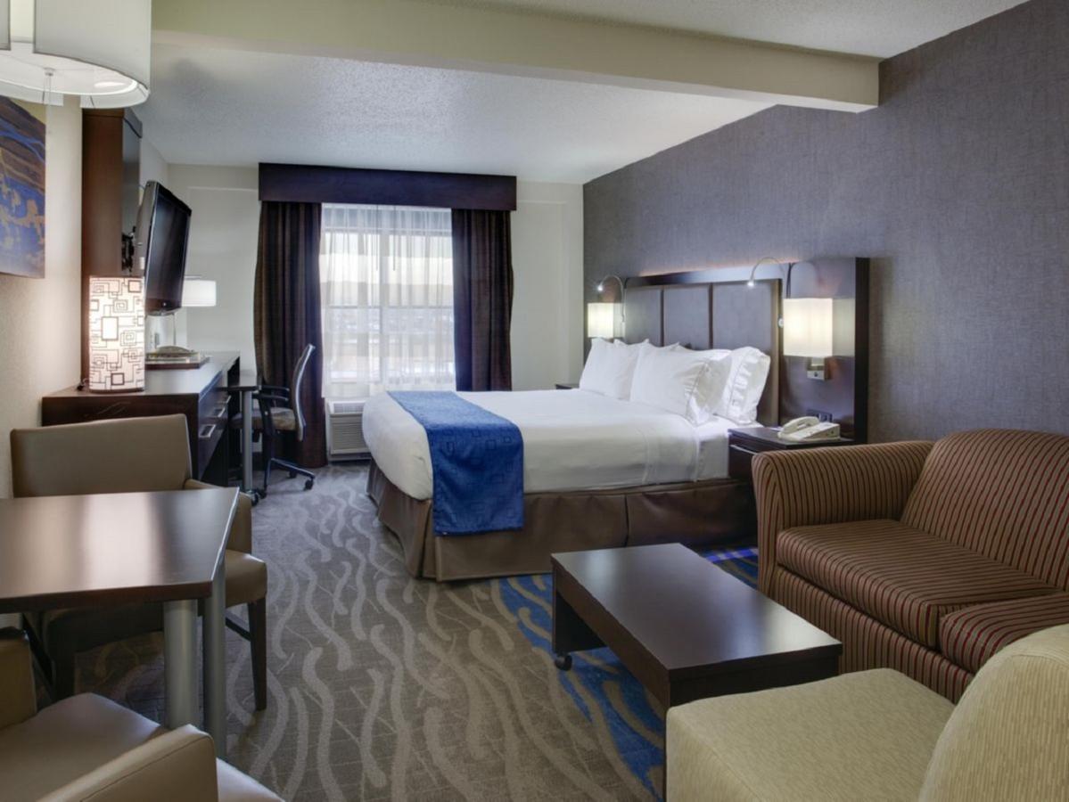 Holiday Inn Express Hotel & Suites Meadowlands Area, An Ihg Hotel Carlstadt Bagian luar foto