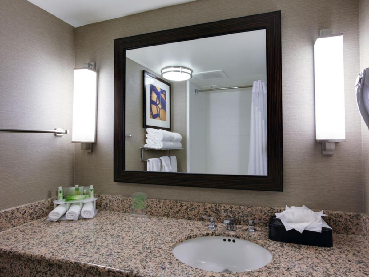 Holiday Inn Express Hotel & Suites Meadowlands Area, An Ihg Hotel Carlstadt Bagian luar foto