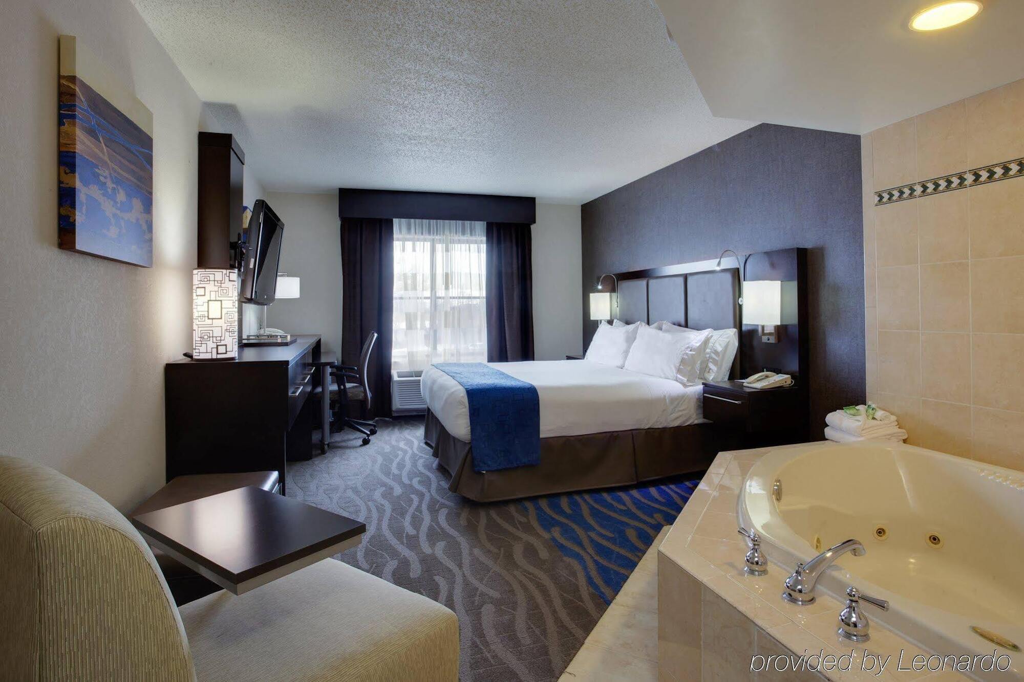 Holiday Inn Express Hotel & Suites Meadowlands Area, An Ihg Hotel Carlstadt Bagian luar foto